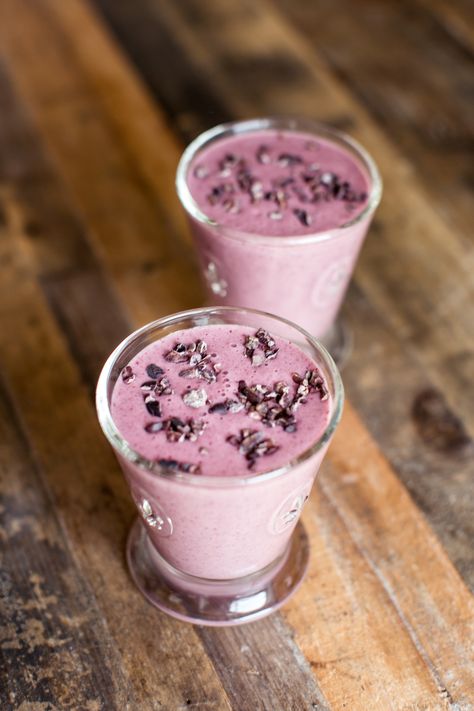 cherry chocolate smoothie recipe - healthy breakfast ideas #wellness #breakfast Cacao Nibs Smoothie, Kelly Leveque, Cacao Smoothie, Roasted Garlic Chicken, Smoothie Bar, Chocolate Smoothie, Chocolate Covered Cherries, Oatmeal Raisin Cookies, Butter Beans