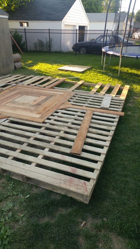 Pallet Patio Decks, Pallet Deck, Summer Deck, Diy Backyard Patio, Pallet Patio, Front Porch Ideas Curb Appeal, Deck Decorating Ideas, Deck Decorating Ideas On A Budget, Back Porch Ideas