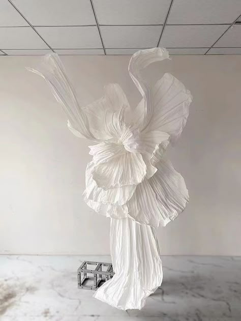 Ethereal Wedding Sculptures - Style Guide The Lane Wedding Sculpture, Paper Flower Wedding, Giant Paper Flower, Sogetsu Ikebana, Tree Decoration Ideas, Flower Installation, Large Wedding, Ethereal Wedding, Flower Sculptures