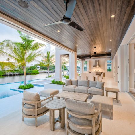 Luxury Beach House Kitchen, Key West Interior Design, Modern Beach House Interior, Beach House Luxury, Florida Style Homes, Beach Interior Design, Florida Interior Design, Pool Lounge Chairs, Beach House Interior Design