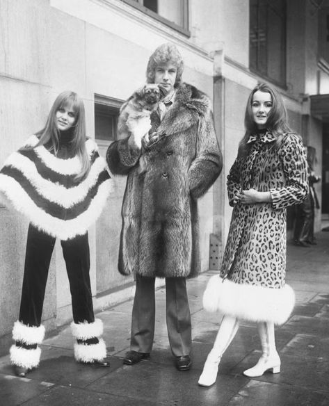 Trousers, Photograph, Style, Coat, Monochrome, Street fashion, Jacket, Fur, Snapshot, Photography, Look Disco, Sparkly Tights, Poncho Outfit, Bianca Jagger, 70s Look, Tiger Skin, Lauren Hutton, Seventies Fashion, Art Costume