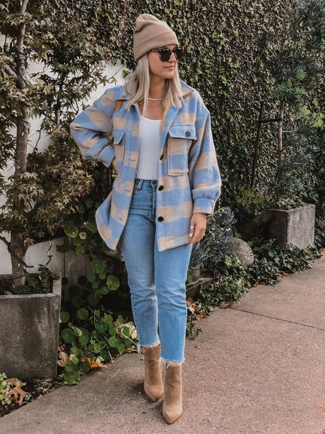 Blue Shacket Outfit Women, Blue Plaid Jacket Outfit, Blue Shacket Outfit, Blue Flannel Outfit Women, Shacket Outfit Women, Blue Shacket, Blue Plaid Jacket, Plaid Jacket Outfit, White Shorts Outfit