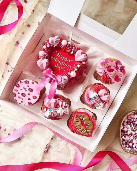 Valentines Bento Box ❤️💖 Proving to be the most popular item so far for #valentinesday 😍 Which also means spaces for these are filling… | Instagram Valentine Cake Packaging Ideas, Box Saint Valentin, Valentines Bento, Box Cakes, Pinned Post, Dessert Boxes, Emma Rose, Cake Packaging, Valentine Cake