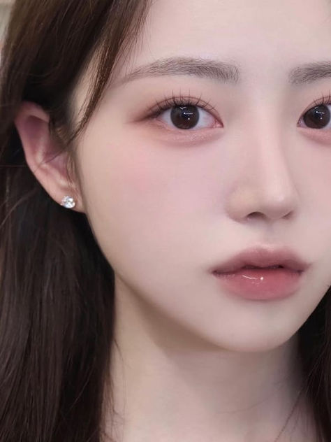 Korean soft makeup look: natural, muted pink Makeup Ala Korea, Makeup Asia, Makeup Ulzzang, Soft Makeup Looks, Doll Eye Makeup, Pretty Makeup Looks, Korean Eye Makeup, Ulzzang Makeup, Ethereal Makeup