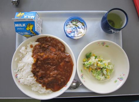 Japanese School Aesthetic, Snack Korea, Japanese School Lunch, School Japanese, Around The World Food, Japanese Lunch, School Cafeteria, Different World, Japanese School