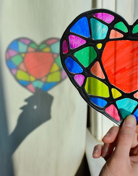 Make a stained glass heart suncatcher with kids and decorate your windows for Valentine's Day! Free printable template is included. #kidscrafts #suncatchers #valentinesdays Stained Glass Heart, Heart Suncatcher, Sharpie Crafts, Astuces Diy, Sand Crafts, Easy Art Projects, Valentines Art, Stained Glass Crafts, Color Crafts