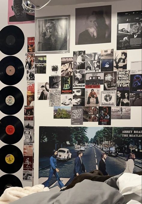 Room Ideas With Vinyl Records, Vinals In Room, College Dorm Room Ideas Music, Rapper Room Aesthetic, Room Decor Men Aesthetic, Room Ideas Rock Aesthetic, Aesthetic Room Ideas Posters, Vintage Retro Room Ideas, Rnb Room Decor