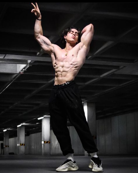 Aesthetic Bodybuilding Poses, Aesthetic Gym Poses Men, Icarus Pose Bodybuilding, Greek God Poses Gym, Muscular Male Poses, Body Builder Aesthetic, Muscular Man Pose, Body Builder Pose, Physique Male Fitness