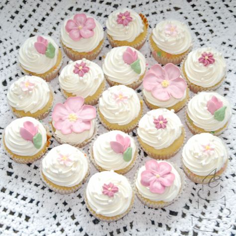 Pastel mini cupcakes for a shabby chic tea party. #shabbychic #pinkminicupcakes #pinkroyalicingflowers #royalicingflowers #minicupcakes #mauve #teapartytreats High Tea Cupcakes Ideas, Cupcake Tea Party, Tea For Two Cupcakes, Cupcakes Tea Party, Tea Party Mini Cupcakes, Tea Party Theme Cupcakes, Mini Cupcakes For Tea Party, Yea Party Cupcakes, Tea Party Birthday Cupcakes