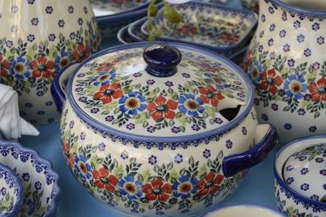 Antique House Decor, Polish Pottery Patterns, Polish Pottery Kitchen, Boleslawiec Pottery, Polish Pottery Boleslawiec, Traditional Pottery, Polish Stoneware, Do's And Don'ts, Pottery Wheel