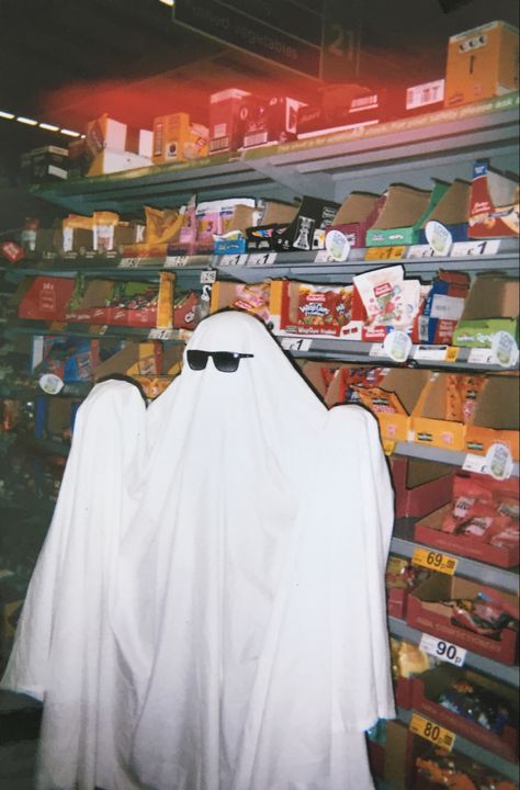 Aesthetic Ghost Halloween Costume, Ghosts Costumes Aesthetic, Ghost Halloween Costume Aesthetic, Sheet Ghost Halloween Costume, Cool Ghost Costume, Vintage Ghost Costume, Ghost With Sunglasses Aesthetic, Ghost Custome Halloween, Halloween Posters Aesthetic