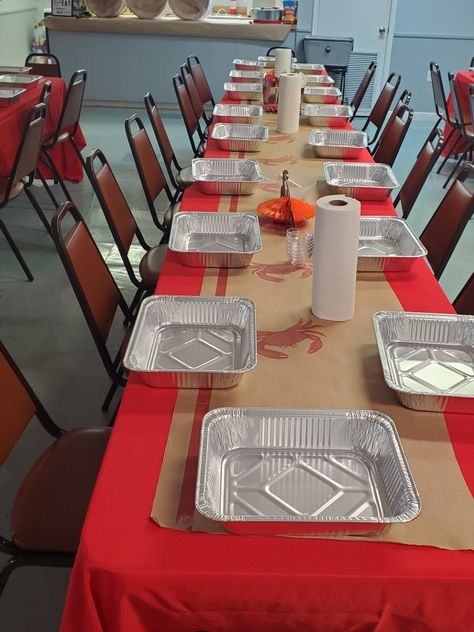 crab boil table setting Crawfish Boil Setup, Crawfish Boil Table Set Up, Seafood Boil Table Setting, Crab Feed Party Ideas, Crab Boil Party Table Settings, Seafood Table Setting, Fish Fry Party Ideas Families, Lobster Party Ideas Table Settings, Crab Boil Decorations