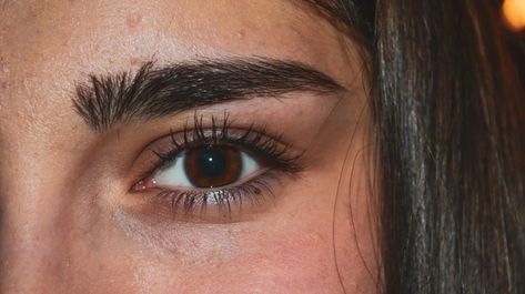 Las cejas son el marco del rostro y por ello es importante que luzcas el diseño más adecuado según tus rasgos faciales y la forma de tu cara Te presentamos una guía rápida de los diseños de cejas más adecuados según la forma de tu rostro y tus rasgos faciales, ya que estas determinan en […] La entrada Qué cejas te favorecen según tu rostro se publicó primero en Harper's Bazaar. Low Eyebrows, Hide Forehead Wrinkles, Light Eyebrows, Eyebrow Serum, Eyeshadow For Blue Eyes, Forehead Wrinkles, Chin Length Hair, Thick Eyebrows, Natural Eyebrows