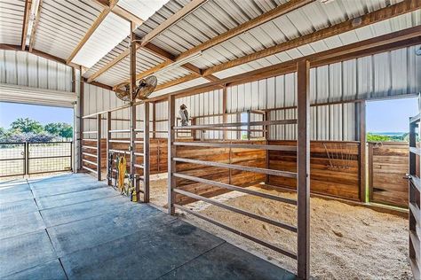 Cow Barn Ideas, Horse Barn Interior, Small Horse Barn Plans, Horse Stall Fronts, Horse Barn Ideas, Simple Horse Barns, Cow Barn, Livestock Barn, Barn Layout