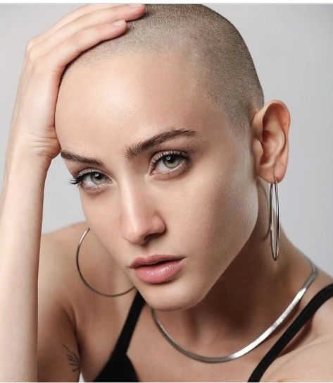 #hairdare #short #buzz #hairstyles #buzzcut #femininebuzz #shorthair #womenshair #beauty Girls Haircut, Buzz Cut Women, Bald Head Women, Buzz Cut Hairstyles, Bald Look, Vibrant Makeup, Bald Girl, Girl Haircut, Bald Women