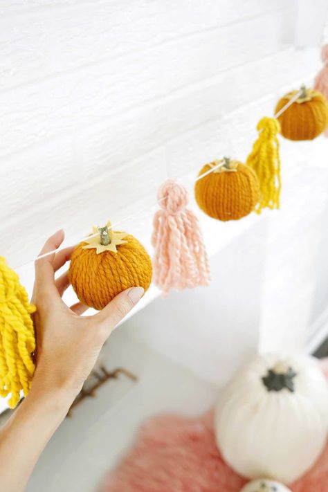 Yarn Pumpkin Garland DIY Yarn Pumpkin Garland, Fall Crafts For Adults, Felt Craft Projects, Easy Diy Halloween Decorations, Pumpkin Garland, Easy Halloween Decorations, Diy Halloween Decor, A Beautiful Mess, Hanging Garland