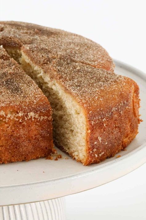 A round tea cake sprinkled with cinnamon sugar. Thermomix, Cinnamon Tea Cake Recipe, Baking With Cinnamon, Cinnamon Crazy Cake, Honey Cinnamon Cake, One Bowl Cake Recipes, Interesting Cake Recipes, Tea Cake Ideas, Tea Cakes Old Fashioned