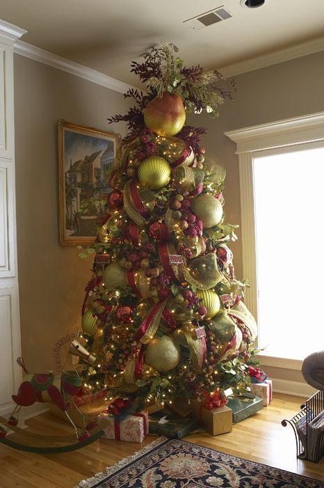 BIG decorations...fabulous Big Ball Christmas Tree, Oversized Christmas Tree Decorations, Christmas Tree With Big Balls, Christmas Tree Big Balls, Large Bulbs On Christmas Tree, Christmas Trees Big Ornaments, Oversized Christmas Tree Ornaments, Big Balls On Christmas Tree, Big Ribbon Christmas Tree