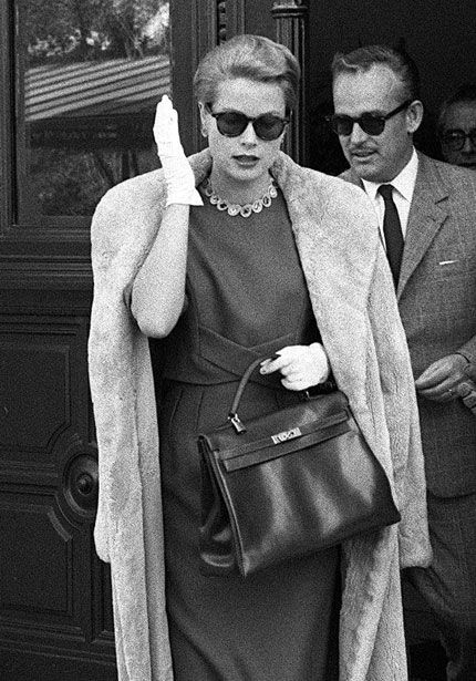 Grace Kelly newly pregnant and trying to hide it from the paparazzi holds an Hermes bag in front of her baby bump. Hermes then re-names the large handbag 'The Kelly Bag' Sac Hermes Kelly, Klasik Hollywood, Grace Kelly Style, Princess Grace Kelly, Famous Pictures, Hermes Kelly Bag, Prince Rainier, Jeanne Damas, Actrices Hollywood