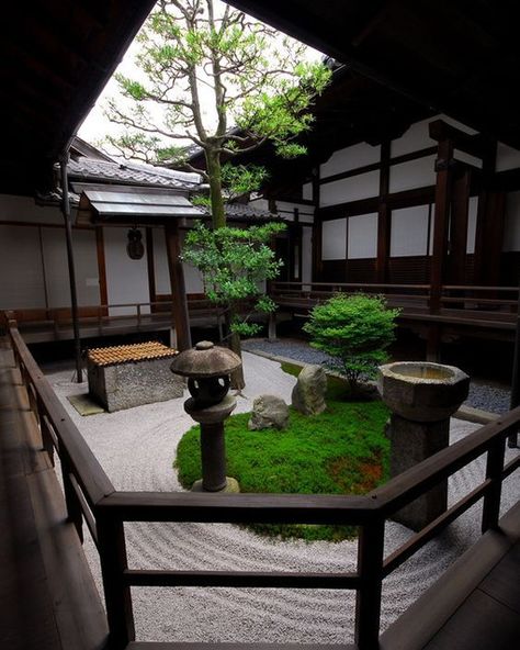 Japanese Bloxburg, House Design Bloxburg, Diy Japanese Garden, Bloxburg Pictures, Japanese Garden Lanterns, Japanese Gardens Design Ideas, Japanese Garden Decor, Japanese House Design, Japanese Plants