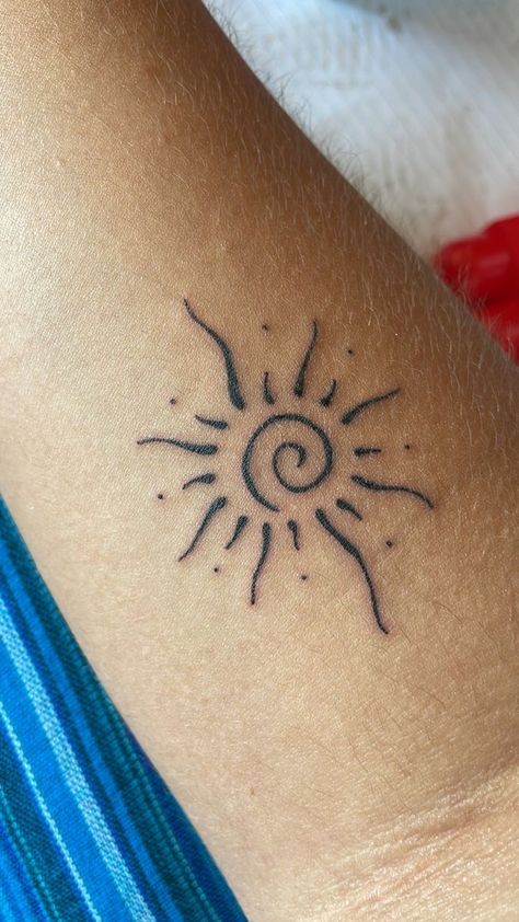 Hanna Tattoo, Earthy Tattoos, Cute Henna Tattoos, Hippie Tattoo, Funky Tattoos, Handpoke Tattoo, Tatuaje A Color, Discreet Tattoos, Sun Tattoo