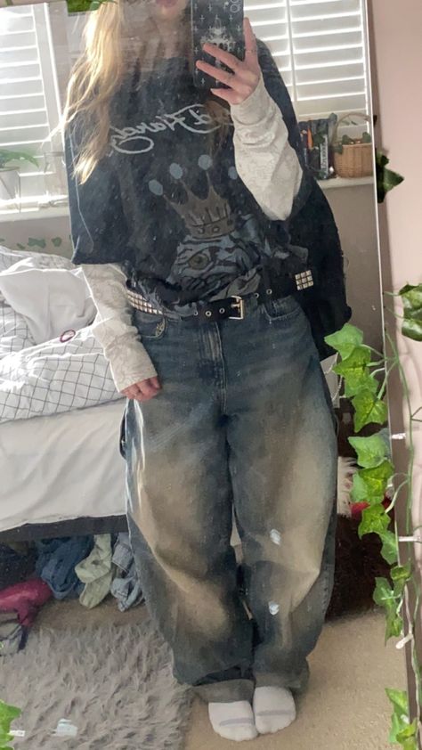 Colossus Jeans Outfit, Layered Tshirt Outfits Grunge, Girls Grunge Outfits, Dirty Wash Jeans Outfit, Washed Out Jeans Outfit, Baggy Astethic, Male Manipulator Outfits Women, Baggy Clothes Aesthetic Grunge, Baggy Outfits Aesthetic