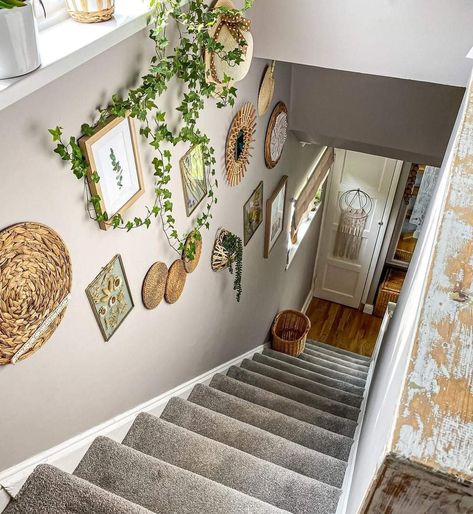 Staircase Astethic, Small Foyer Ideas Entryway With Stairs, Boho Landing Decor, Boho Stairway Wall Decor, Boho Stairwell Decor, Apartment Staircase Decor, Staircase Platform Decor, Boho Stairs Decor, Wall Along Stairs Decor