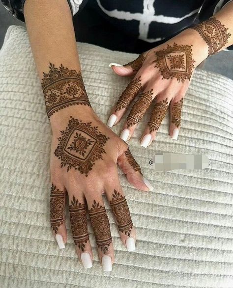 Front Mehndi Design, Simple Mehendi Designs, Tato Henna, Henna Tattoo Designs Hand, Modern Henna Designs, Mehndi Designs For Kids, Very Simple Mehndi Designs, Simple Mehndi Designs Fingers, Pretty Henna Designs