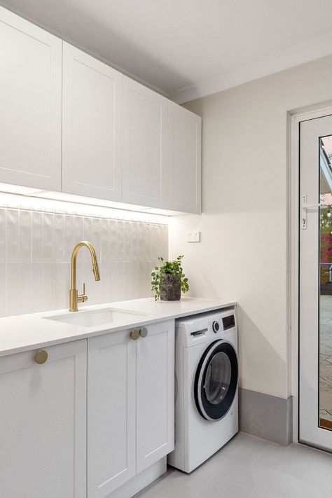 Efficiency meets sophistication in the laundry area of The Vines. Our Quadrille 100 Granite Undermount Sink in White takes centre stage, providing a pristine sink for all laundry tasks, available exclusively at The Sink Warehouse. Teamed with our PU Shaker cabinets, which offer generous storage for supplies, and the Jasper Brushed Gold Pullout Sink Mixer, adding a touch of opulence and convenience. Image Credit @the_vines_real_estate Flatpack Kitchen, Laundry Makeover, Kitchen Renovation Inspiration, Hamptons Style Home, Modern Minimalist House, House Paint Interior, Bathroom Fittings, Kitchen Renovations, Shaker Cabinets