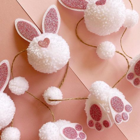 The Pom Pom Patch 💗 Claire on Instagram: “Bunny garland because you can never have too many bunnies, right? This was a custom order for the lovely @littlerosewreaths I love it so…” Bunny Pom Pom Craft, Easter Pom Pom Crafts, Pompom Bunny, Pom Pom Bunny, Bunny Diy, Pom Pom Bunnies, Bunny Garland, Pom Pom Animals, Diy Bunny