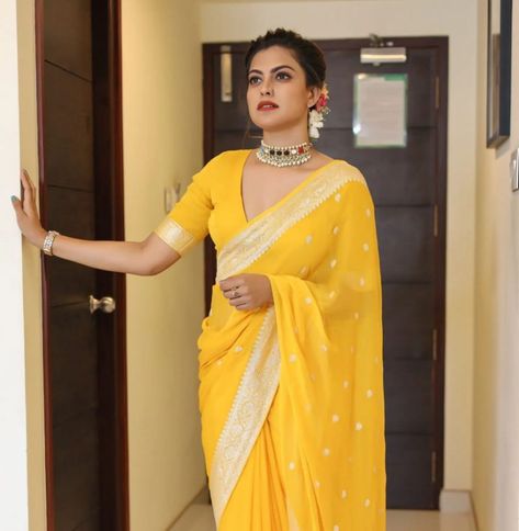 Yellow Saree Styling Ideas, Yellow Fancy Blouse Designs, Yellow Saree Haldi Look, Yellow Saree Design, Yellow Traditional Saree, Simple Banarasi Saree, Yellow Saree Styling, Anusree In Saree, Simple Yellow Saree Look