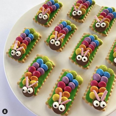 Biscuit Decorating Ideas, Caterpillar Cookies, Childrens Party Food, Biscuit Decorating, Green Icing, Easy Biscuit, Chocolate Melts, Biscuit Decoration, Coffee Biscuits