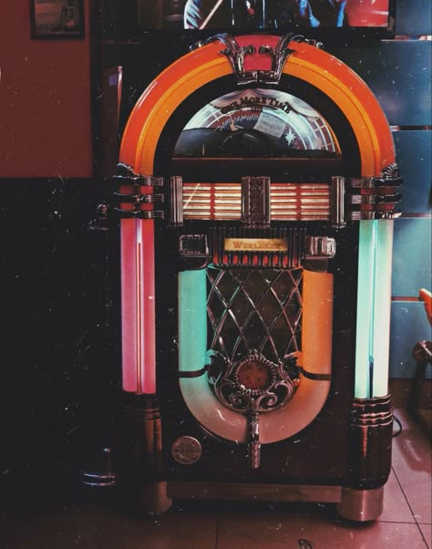 Vintage Aesthetic Retro, Tv Doctors, Juke Box, Money Design, Jukeboxes, Hotel California, Wow Video, Vintage Memory, Timey Wimey Stuff