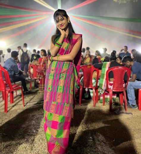 #traditionallook #santalikuli #kuli #cutekuli #cutegirl #santal #santalmodel #st Santali Video Photo, Gaman Santhal Hd Photo, Santali Traditional Photo, Santhali Girl, Sachal Sarmast, Sonalee Kulkarni Saree, Traditional Look, Traditional Saree, Traditional Sarees