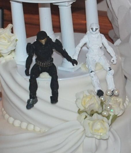 My new husband and I are avid gamers. These are our Halo Spartan wedding cake toppers. The black one still has fondant stuck to his back side. Halo Themed Wedding, Halo Video Game Wedding, Gaming Wedding, Xbox Wedding, Gamer Wedding Cake, Halo Party, Nighttime Wedding, Zombie Wedding, Video Game Wedding