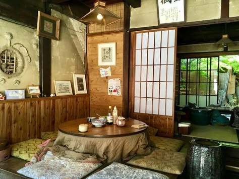 Kotatsu Aesthetic, Japanese House Interior, Old Japanese House, Japan Room, Traditional Japanese Home, Japanese Living Room, Japanese Apartment, Japanese Bedroom, Japanese Home Design