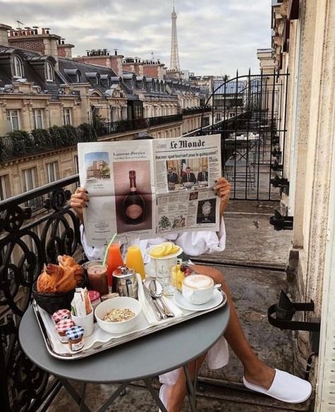 Young Hearts Run Free Reading A Newspaper, French Aesthetic, Paris Dream, Paris Vibes, Parisian Lifestyle, Parisian Life, Paris Jackson, Paris Aesthetic, Paris Photo