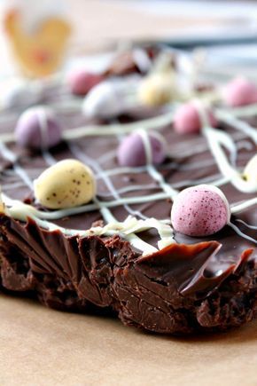 Mini Egg Tiffin Easter Slice Recipes, Tiffin Cake, Easter Leftover Recipes, Becky Excell, Mini Egg Recipes, Easy Easter Cupcakes, Easter Bakes, Easter Cupcakes Easy, Easter Cooking