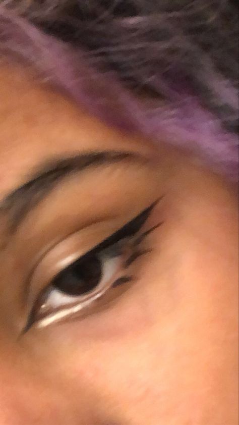 Eyeliner In Corner Of Eye, Down Eyeliner Wing, Baddy Eyeliner, Eyeliner Styles Alt, Eyeliner Only Makeup, Eyeliner With Inner Corner, Inner Wing Eyeliner, Eyeliner Inspo Alt, Inner Eye Eyeliner