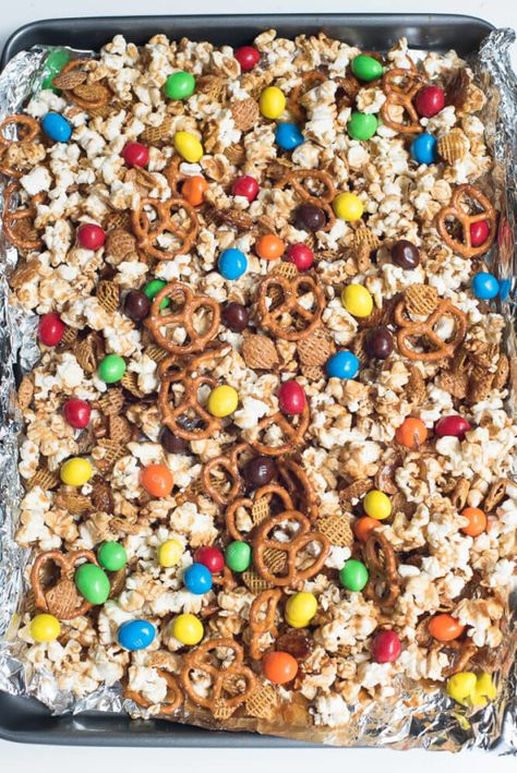 Snack Mix Ideas Parties, Popcorn Candy Bar Ideas, Party Snack Mix Ideas, Easy Party Snacks Finger Foods Simple, Popcorn Mix Sweet And Salty, Summer Snack Mix Ideas, Popcorn Mix Ideas, Tailgate Sweets, Fall Movie Night Snacks