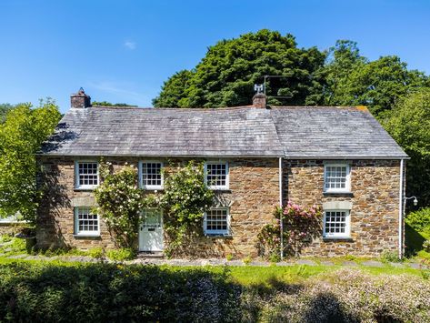 English Cottage Exterior, Cornwall Cottage, Cornish Cottage, English Country Cottages, Cornwall Cottages, Small Cottage Homes, Charming Cottage, Cottage Exterior, Country Cottage Style