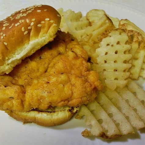 Fried Chicken Sandwich Chick Fil A Recipe Copycat, Popeyes Fried Chicken, Chick Fil A Recipe, Fried Chicken Sandwiches, Copycat Chick Fil A, Chicken Sandwich Recipes, Fried Chicken Breast, Chicken Sandwiches, Fried Chicken Sandwich