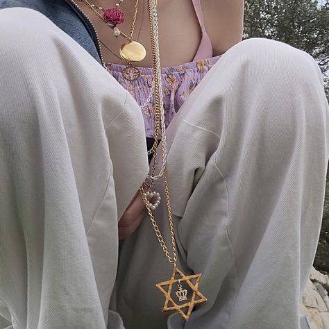 #aesthetic #jewish #hearts Jewish Synagogue Aesthetic, Tzniut Jewish, Purim Aesthetic, Jewish Girl Aesthetic, Judaism Aesthetic, Jew Aesthetic, Jewish Aesthetic, Jewish Couple, Jewish Ancestry