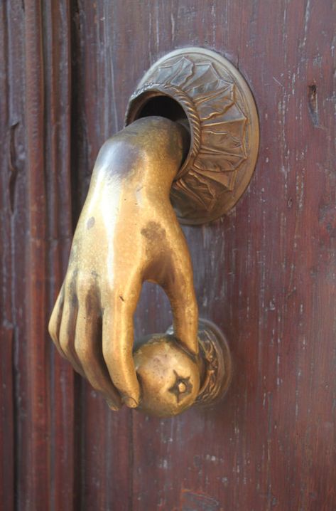 Doorknockers House, Diy Door Knocker, Vintage Door Knocker, Unique Door Knockers, Garrison Colonial, Pineapple Door Knocker, Door Knockers Vintage, Antique Door Knockers, Door Knockers Unique