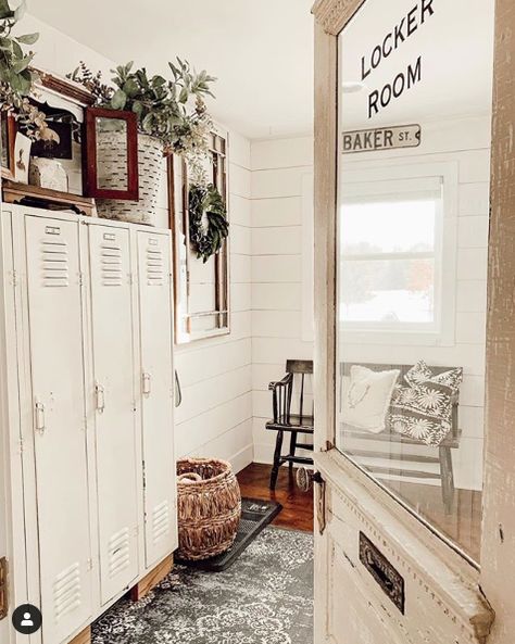 Farmhouse Mud Room, Farmhouse Mudroom, Vintage Lockers, Locker Room, Farmhouse Living, Interior Design Ideas, Cottage Decor, Country Decor, Cottage Style