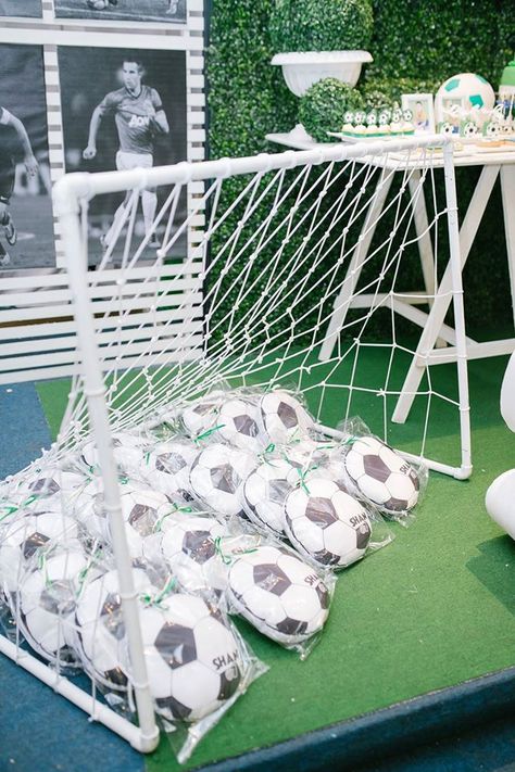 Club Party Decorations, Club Party Theme, Club Party Ideas, Soccer Birthday Theme, Paper Lantern Decorations, Tz Da Coronel, Soccer Baby Showers, Soccer Party Decorations, Soccer Banquet