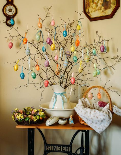 Easter Egg Tree, Tafel Decor, Easter Craft Decorations, Easter Tree Decorations, Easter Eggs Diy, Easter Inspiration, Easter Crafts Diy, Easter Centerpieces, Easter Tree