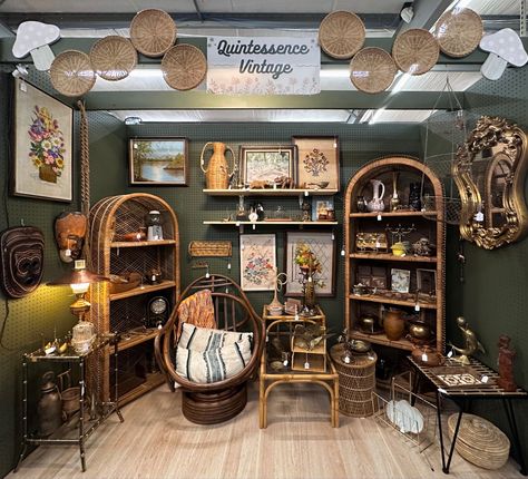 Antique Vendor Booth Ideas, Antique Store Booth Ideas, Vintage Market Aesthetic, Boho Booth Display, Vintage Store Display Ideas, Thrift Store Display Ideas, Flea Market Booth Display Ideas, Boutique Display Ideas Retail Stores, Antique Booth Ideas Staging