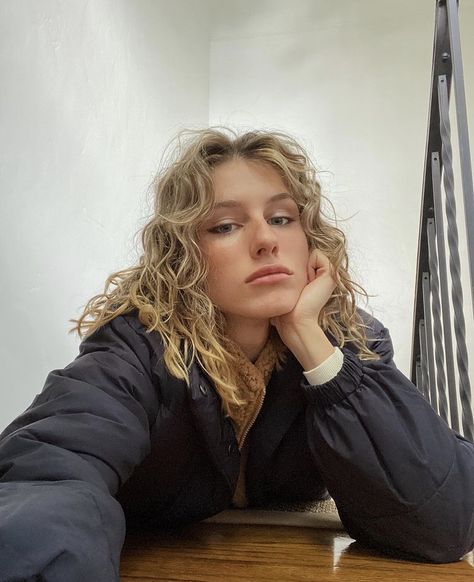 Short Blonde Curly Hair, Curly Hair Color Ideas, Olivia Rouyre, Curly Hair Color, Curly Blonde Hair, Blonde Bangs, Blonde Curly Hair, Colored Curly Hair, Curly Hair With Bangs