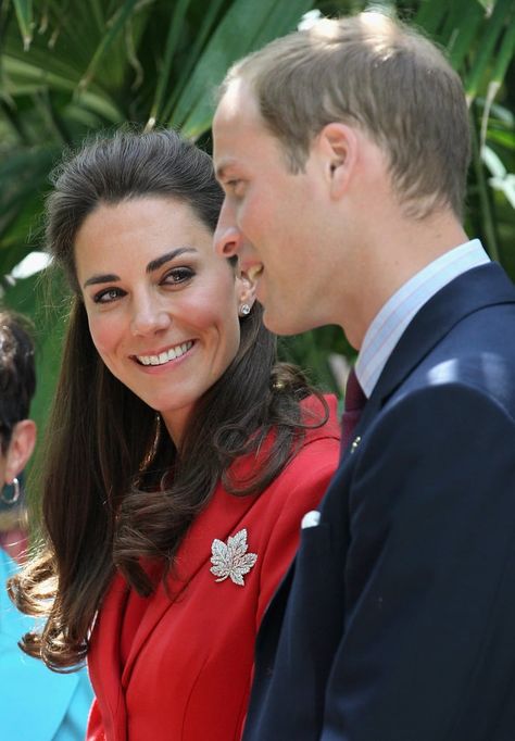 Kate Middleton Smiling at Prince William Pictures Calgary Airport, Duchesse Kate, Prince William Et Kate, Prince William Family, Princesse Kate Middleton, William Prince Of Wales, William E Kate, Prins William, Will And Kate